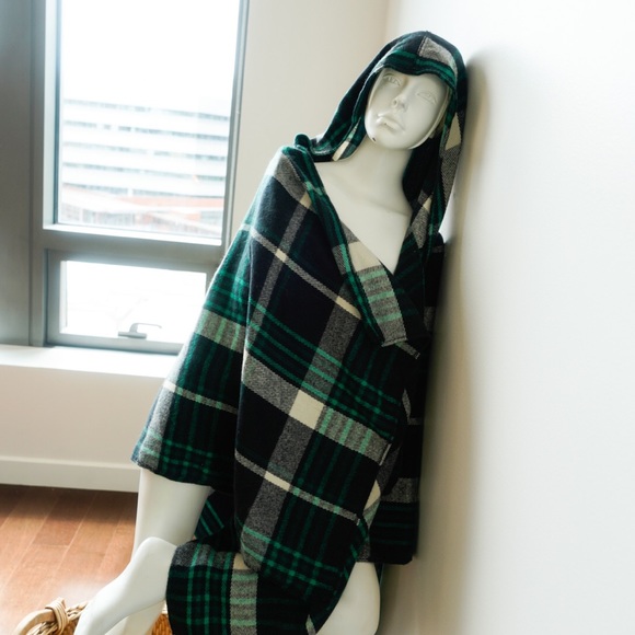 NWOT 💚💙 Urban Outfitters Plaid Hooded Poncho Wrap - O/S Navy Blue & Green - Picture 3 of 12